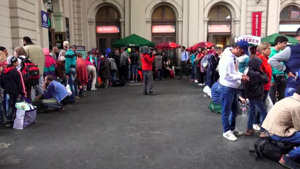 Budapest Ungheria Autunno 2015 Immigrati Rifugiati Alla Stazione Ferroviaria Budapest — Video Stock