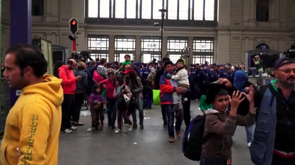 Budapest Ungarn Herbst 2015 Immigranten Und Flüchtlinge Bahnhof Budapest Menschen — Stockvideo