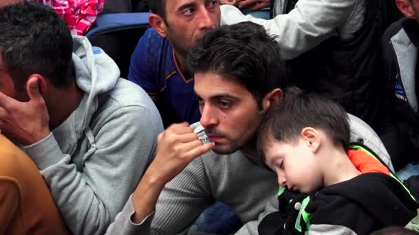 Budapest Ungheria Autunno 2015 Figli Immigrati Rifugiati Alla Stazione Ferroviaria — Video Stock