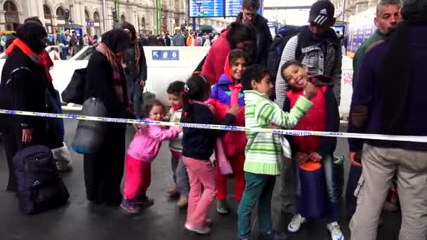 Budapest Hongarije Autumn 2015 Kinderen Van Immigranten Vluchtelingen Het Station — Stockvideo