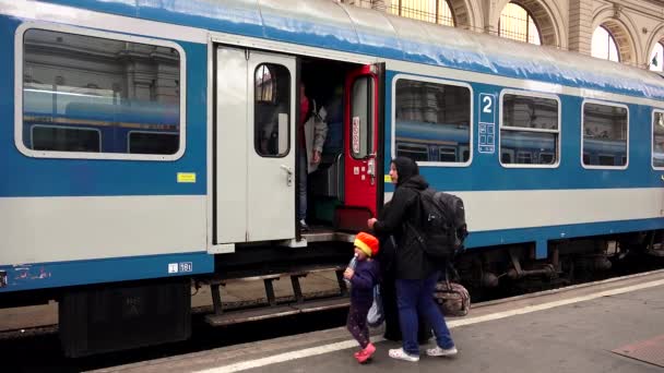 Budapest Magyarország Autumn 2015 Bevándorlók Menekültek Pályaudvaron Budapesten Szíriában Közel — Stock videók