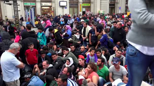 Budapest Hungría Agosto 2015 Inmigrantes Refugiados Estación Tren Budapest Gente — Vídeo de stock
