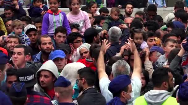 Budapest Hungría Agosto 2015 Inmigrantes Refugiados Estación Tren Budapest Gente — Vídeos de Stock