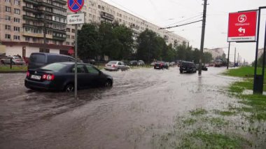 Saint-PETERSBURG, Rusya - Haziran 2015: Petersburg 'da şiddetli yağmur, sel, element. Yolları ve yolları su basmış. 4K 'de vurulmuş. UHD