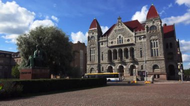 Helsinki 'deki Aleksis Kivi Anıtı. 4K, UHD 'de çekilmiş.