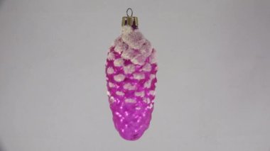 Noel Oyuncağı. Çam kozalağı. 4K, UHD 'de çekilmiş. Gerçek zamanlı..