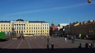 Helsinki 'deki Senato Meydanı' nda Devlet Konseyi binası. 4K içinde video