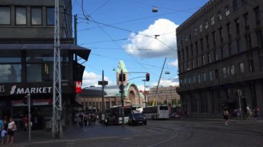HELSINKI, FINLAND - YAZ 2015: Helsinki 'deki tren istasyonu. 4K, UHD 'de çekilmiş.