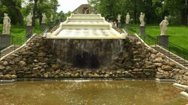 Cascade Satranç Dağı. Peterhof. Çeşmeler. Petrodvoretler. 4 bin. 4K, UHD 'de çekilmiş.