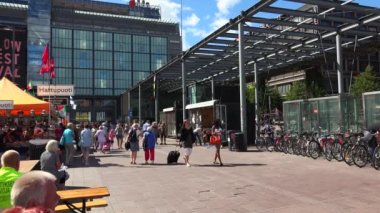 HELSINKI, FINLAND - YAZ 2015 Helsinki. Manzaralar. Şehir sokakları. Finlandiya. 4K, UHD 'de çekilmiş.