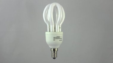 Enerji tasarrufu lambası. 4K, UHD 'de çekilmiş..