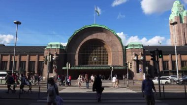 HELSINKI, FINLAND - YAZ 2015: Helsinki 'deki tren istasyonu. 4K, UHD 'de çekilmiş.