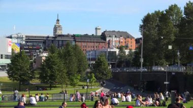 HELSINKI, FINLAND - YAZ 2015 Helsinki. Manzaralar. Şehir sokakları. Finlandiya. 4K, UHD 'de çekilmiş.