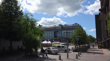 HELSINKI, FINLAND - YAZ 2015 Helsinki. Manzaralar. Şehir sokakları. Finlandiya. 4K, UHD 'de çekilmiş.