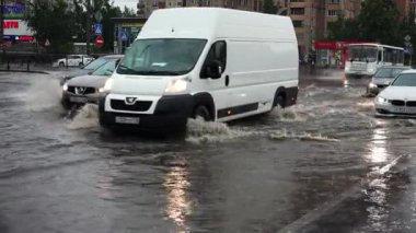 Saint-PETERSBURG, Rusya - Haziran 2015: Petersburg 'da şiddetli yağmur, sel, element. Yolları ve yolları su basmış. 4K 'de vurulmuş. UHD