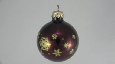Noel Oyuncağı. Parlak kahverengi top. 4K, UHD 'de çekilmiş. Gerçek zamanlı..