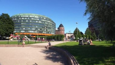 Helsinki. Manzaralar. Şehir sokakları. Finlandiya. 4K, UHD 'de çekilmiş.