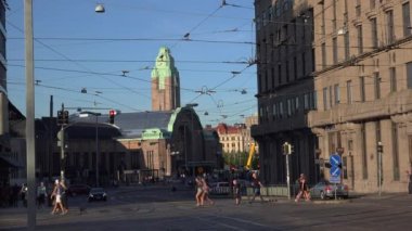 HELSINKI, FINLAND - YAZ 2015: Helsinki 'deki tren istasyonu. 4K, UHD 'de çekilmiş.
