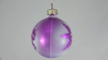 Noel Oyuncağı. Parlak mor top. 4K, UHD 'de çekilmiş. Gerçek zamanlı..