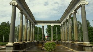 Aslan şelalesi. Peterhof. Çeşmeler. Petrodvoretler. 4 bin. 4K, UHD 'de çekilmiş.