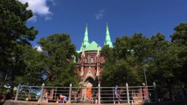 HELSINKI, FINLAND - YAZ 2015 Helsinki 'deki kırmızı tuğla tapınağı. Finlandiya. 4K içinde video.