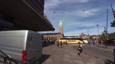 HELSINKI, FINLAND - YAZ 2015: Helsinki 'deki tren istasyonu. 4K, UHD 'de çekilmiş.
