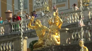 Büyük çağlayanın ayrı çeşmeleri. Peterhof. Çeşmeler. Petrodvoretler. 4 bin. 4K, UHD 'de çekilmiş.