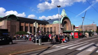 HELSINKI, FINLAND - YAZ 2015: Helsinki 'deki tren istasyonu. 4K, UHD 'de çekilmiş.