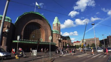 HELSINKI, FINLAND - YAZ 2015: Helsinki 'deki tren istasyonu. 4K, UHD 'de çekilmiş.