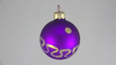 Noel Oyuncağı. Parlak mavi top. 4K, UHD 'de çekilmiş. Gerçek zamanlı..