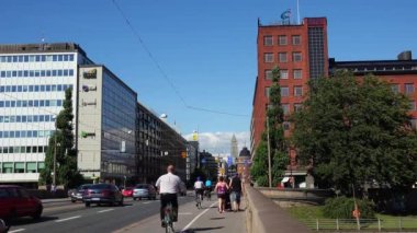 HELSINKI, FINLAND - YAZ 2015 Helsinki. Manzaralar. Şehir sokakları. Finlandiya. 4K, UHD 'de çekilmiş.