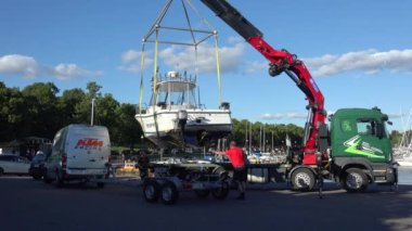 HELSINKI, FINLAND - YAZ 2015: Bir tekneyi karavana yüklemek. 4K, UHD 'de çekilmiş.