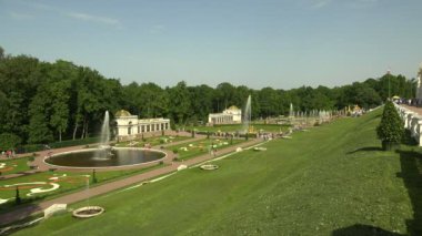 Fıskiye kasesi. Peterhof. Çeşmeler. Petrodvoretler. 4 bin. 4K, UHD 'de çekilmiş.