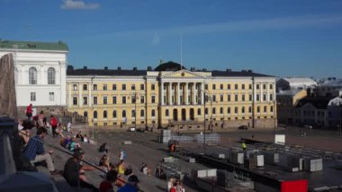 Helsinki 'deki Senato Meydanı' nda Devlet Konseyi binası. 4K içinde video