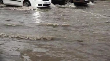 Saint-PETERSBURG, Rusya - Haziran 2015: Petersburg 'da şiddetli yağmur, sel, element. Yolları ve yolları su basmış. 4K 'de vurulmuş. UHD