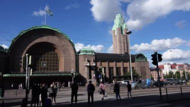 HELSINKI, FINLAND - YAZ 2015: Helsinki 'deki tren istasyonu. 4K, UHD 'de çekilmiş.