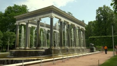 Aslan şelalesi. Peterhof. Çeşmeler. Petrodvoretler. 4 bin. 4K, UHD 'de çekilmiş.