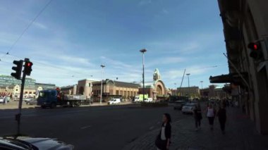 HELSINKI, FINLAND - YAZ 2015: Helsinki 'deki tren istasyonu. 4K, UHD 'de çekilmiş.