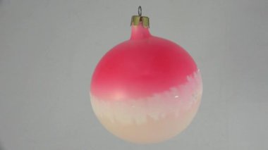 Noel Oyuncağı. Parlak gül topu. 4K, UHD 'de çekilmiş. Gerçek zamanlı..