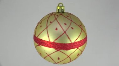 Noel Oyuncağı. Parlak altın top. 4K, UHD 'de çekilmiş. Gerçek zamanlı..