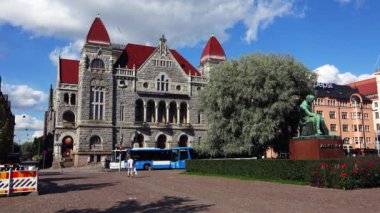 Helsinki 'deki Aleksis Kivi Anıtı. 4K, UHD 'de çekilmiş.