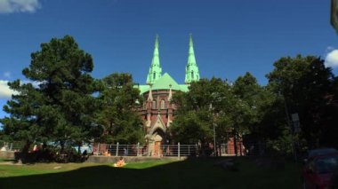 Helsinki 'deki kırmızı tuğla tapınağı. Finlandiya. 4K içinde video.