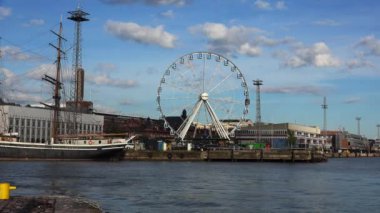 Helsinki 'de dönme dolap. 4K, UHD 'de çekilmiş. 