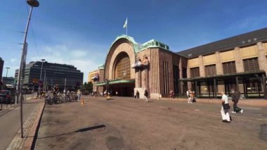 HELSINKI, FINLAND - YAZ 2015: Helsinki 'deki tren istasyonu. 4K, UHD 'de çekilmiş.