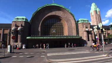 HELSINKI, FINLAND - YAZ 2015: Helsinki 'deki tren istasyonu. 4K, UHD 'de çekilmiş.