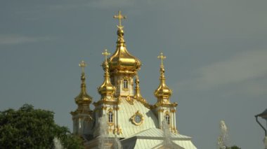 Büyük Peterhof Sarayı. Peterhof. Çeşmeler. Petrodvoretler. 4 bin. 4K, UHD 'de çekilmiş.