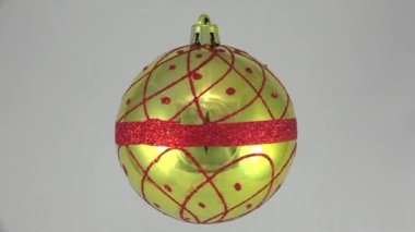 Noel Oyuncağı. Parlak altın top. 4K, UHD 'de çekilmiş. Gerçek zamanlı..