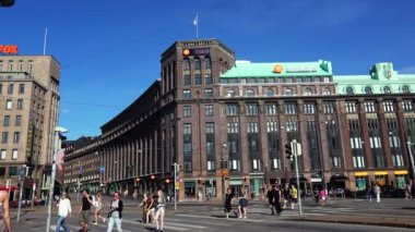 HELSINKI, FINLAND - YAZ 2015 Helsinki. Manzaralar. Şehir sokakları. Finlandiya. 4K, UHD 'de çekilmiş.