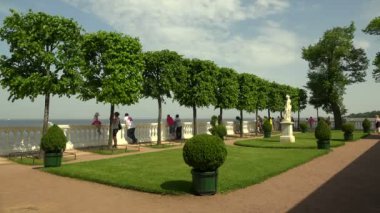 Monplaisir Sarayı balkonunda. Peterhof. Çeşmeler. Petrodvoretler. 4 bin. 4K, UHD 'de çekilmiş.