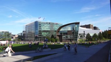 HELSINKI, FINLAND - YAZ 2015 Helsinki. Manzaralar. Şehir sokakları. Finlandiya. 4K, UHD 'de çekilmiş.